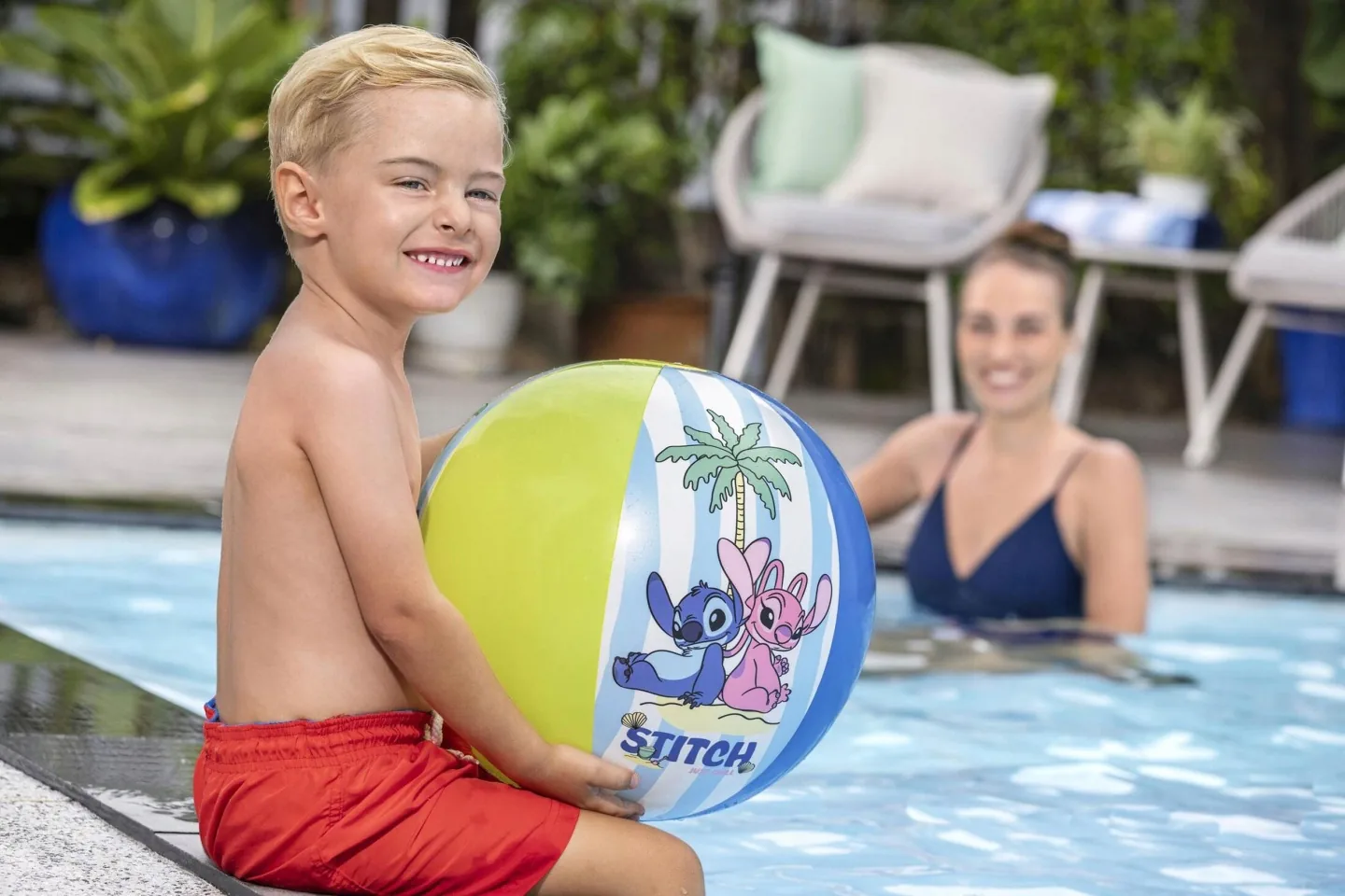 Termékkép 2: Lilo és Stitch felfújható strandszörnylabda 51 cm Bestway 9104T
