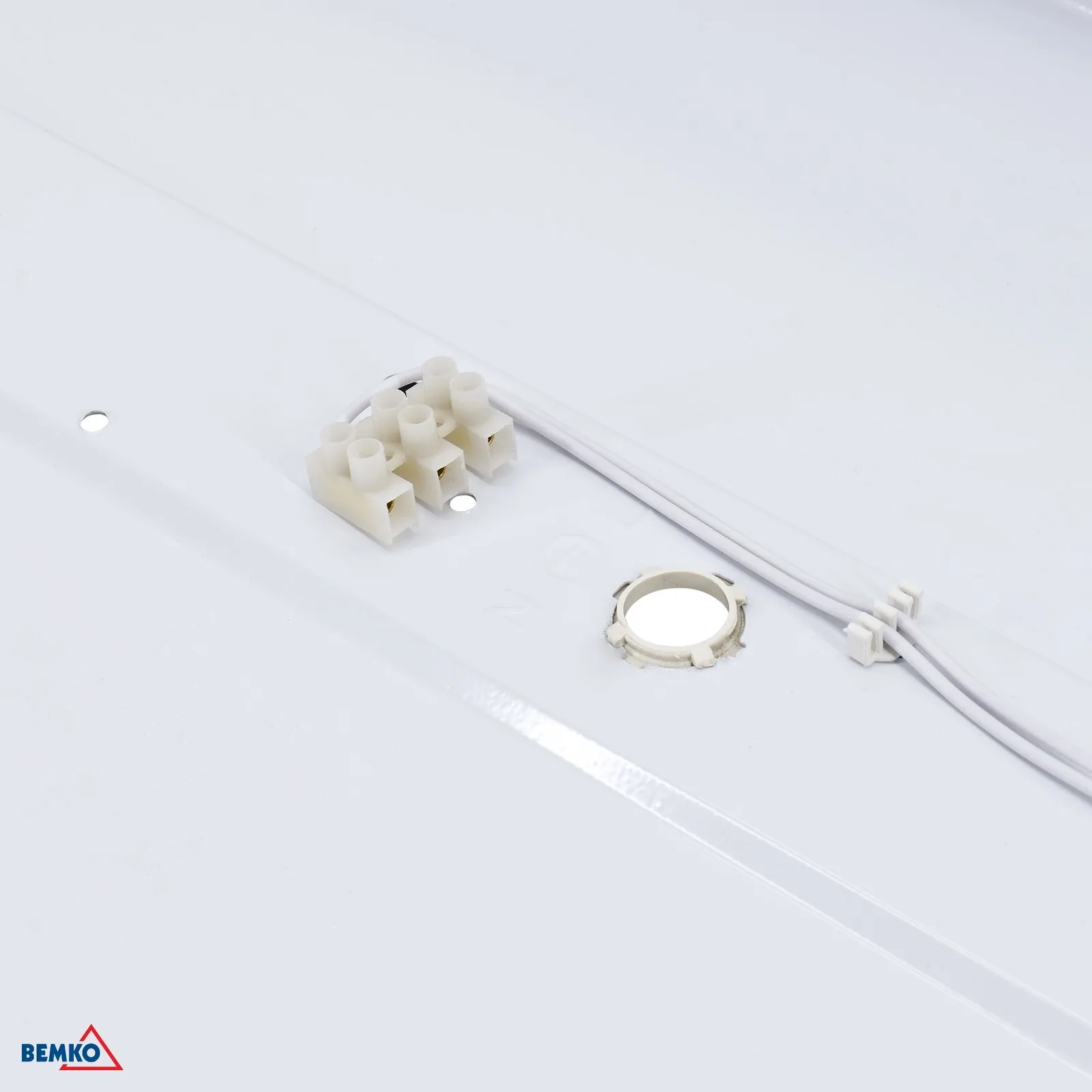 Površinska linearna svetilka za 4× T8 LED cevi 60 cm Kafler BM-S-C05-E-RES418N